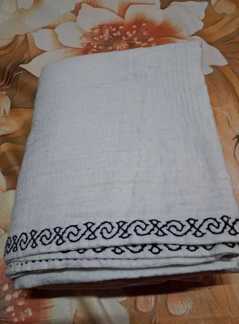 নকশী কাঁথা শাড়ি — সাদা বেস, কালো সুতার পাড় — শাড়ি, হাতে তৈরি বাংলাদেশের কারিগর পণ্য