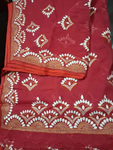 নকশী কাঁথা শাড়ি — গাঢ় মেরুন, আর্চ কাঁথার কাজ — শাড়ি, হাতে তৈরি বাংলাদেশের কারিগর পণ্য