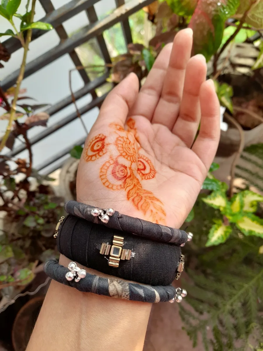 এলিগ্যান্ট ব্ল্যাক ফেব্রিক এবং অক্সিডাইজড ঘুঙুর চুড়ি সেট — রাজশাহী অঞ্চলের কারিগর পণ্য, হাতে তৈরি