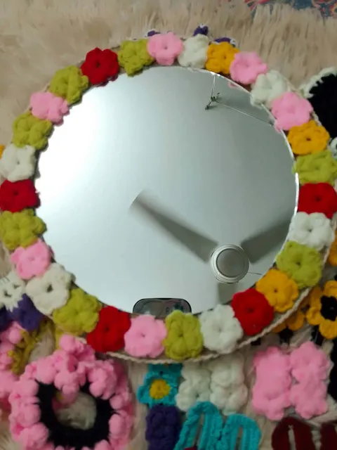 ক্রোশে ফ্লাওয়ার মিরর ফ্রেম — দেয়াল আয়না — ঢাকা অঞ্চলের কারিগর পণ্য, হাতে তৈরি