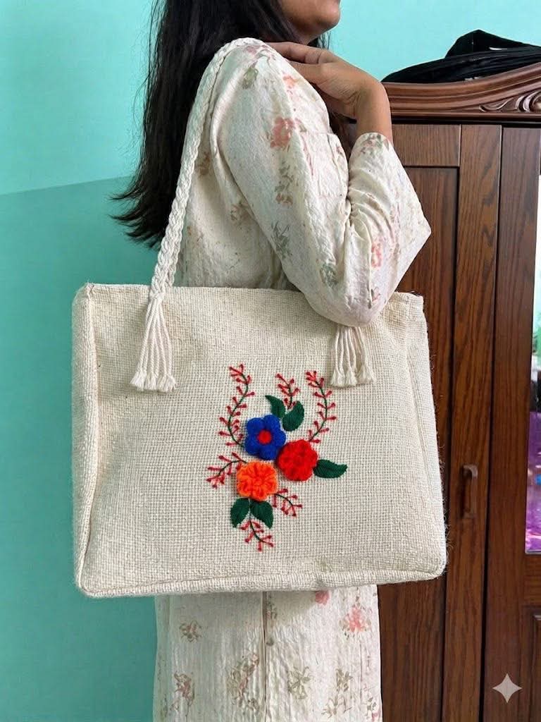 হ্যান্ড স্টিচ টোট ব্যাগ — উলের ফুলের তোড়া